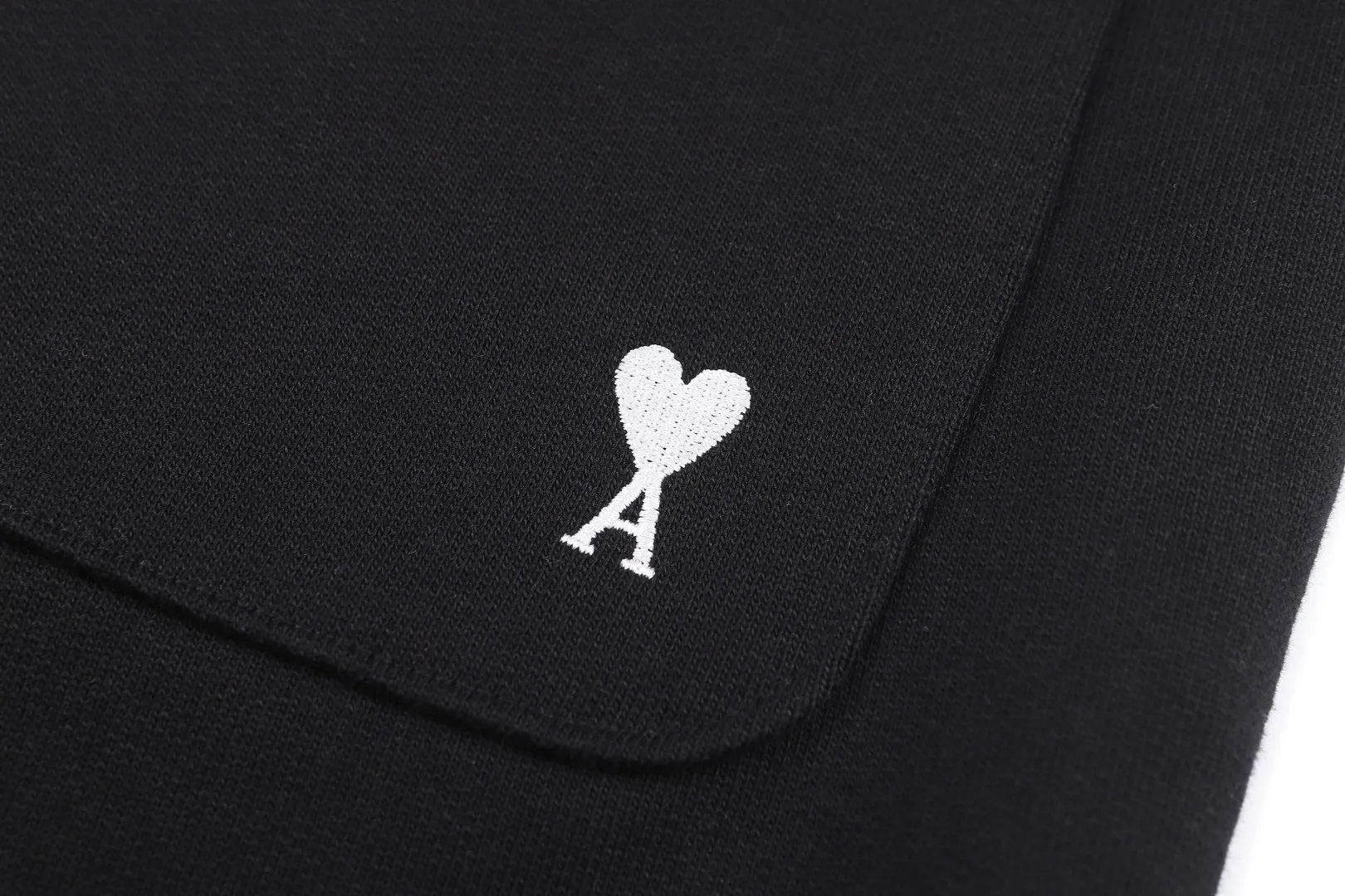 Ami Paris 26SS contrasting color embroidered ADC sports casual shorts ●Authentic 2500 purchased and developed ●21 count double yarn terry sweatshirt material 435g ●32 count plain weave lining 180g ●1*1 stretch rib 470g ●Imported embroidery ●Fabric enzyme washing ●Customized 1:1 bell ●Customized 1:1 trouser cord ●Customized 1:1 eyelet ●Customized 1:1 trademark ●Fit version ●Size: S M L XL ●Model number: 26136/2B#05